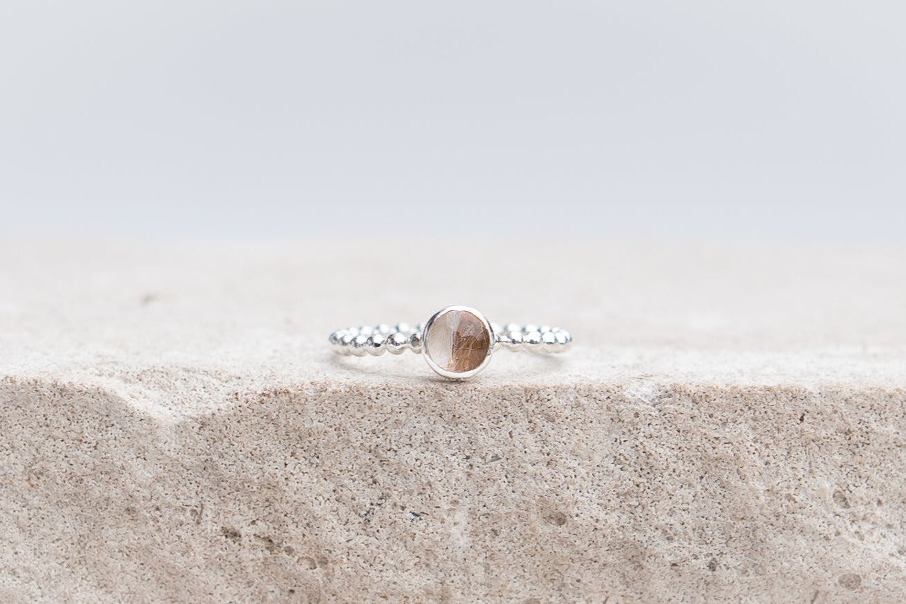 Ring mit verspielten Perlband