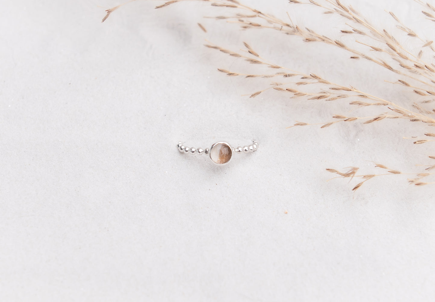 Ring mit verspielten Perlband