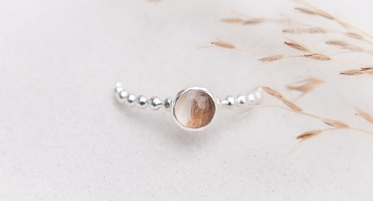 Ring mit verspielten Perlband