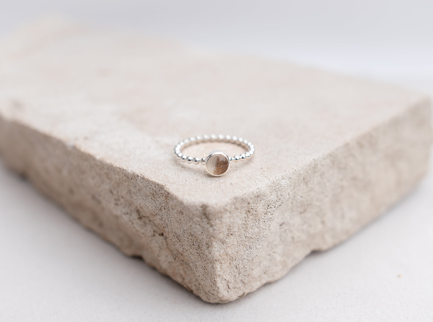 Ring mit verspielten Perlband