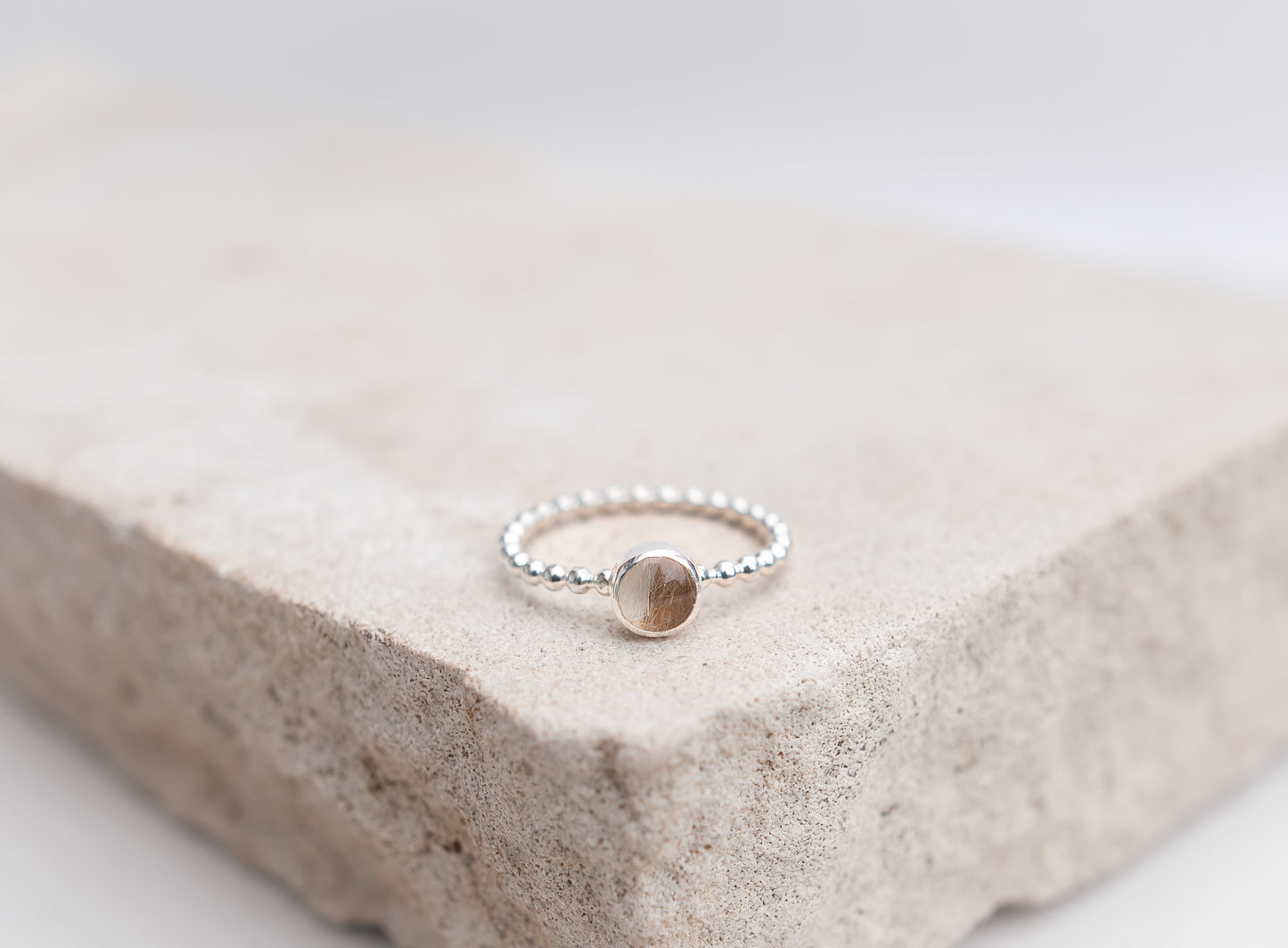 Ring mit verspielten Perlband