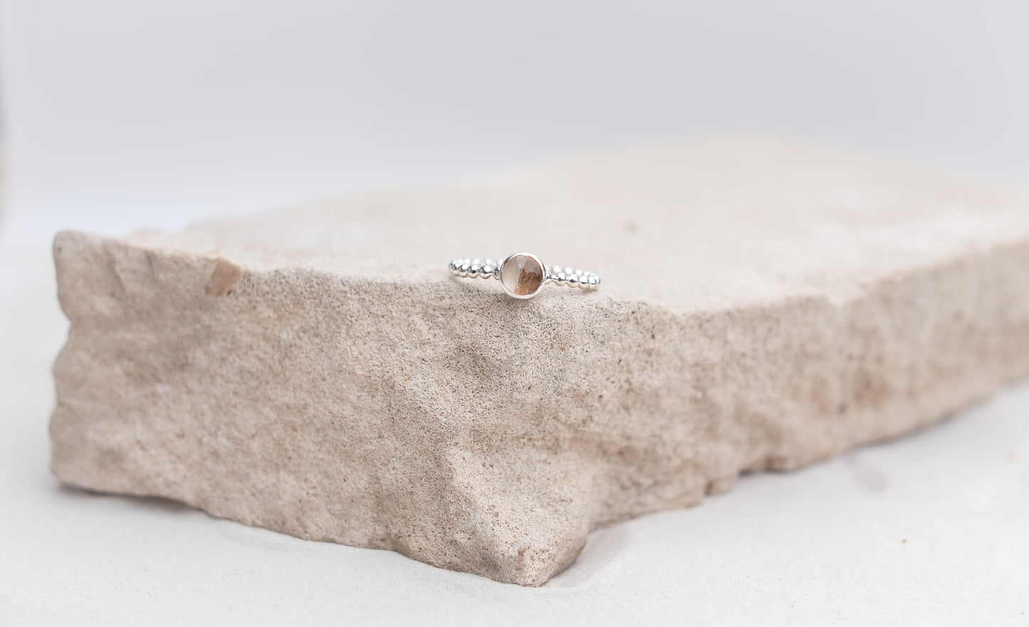 Ring mit verspielten Perlband