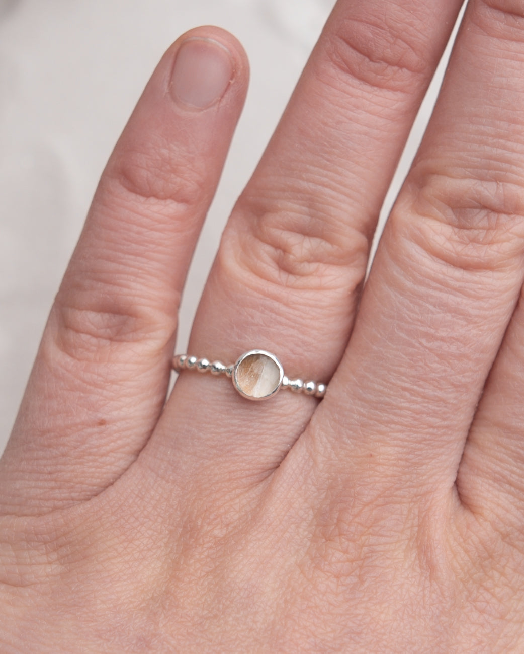 Ring mit verspielten Perlband