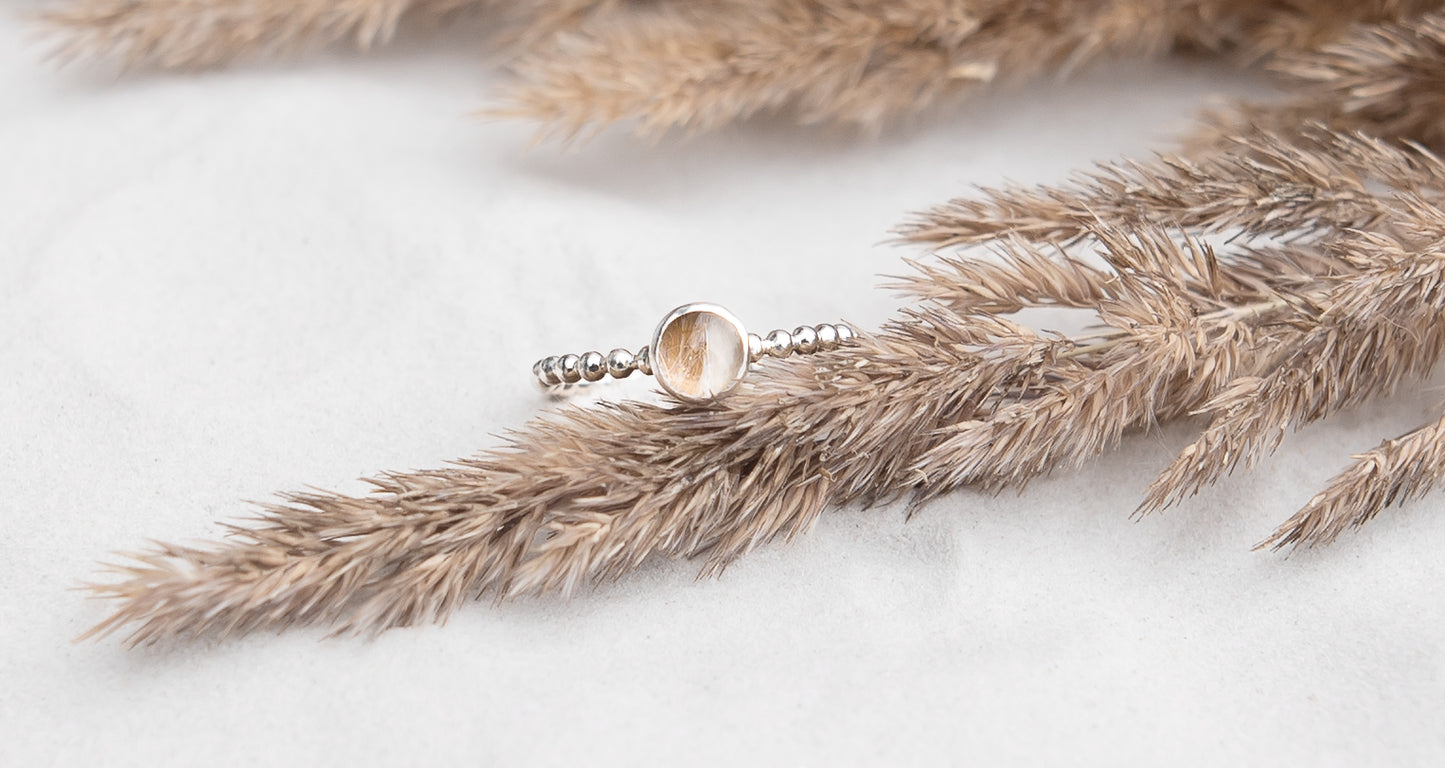 Ring mit verspielten Perlband