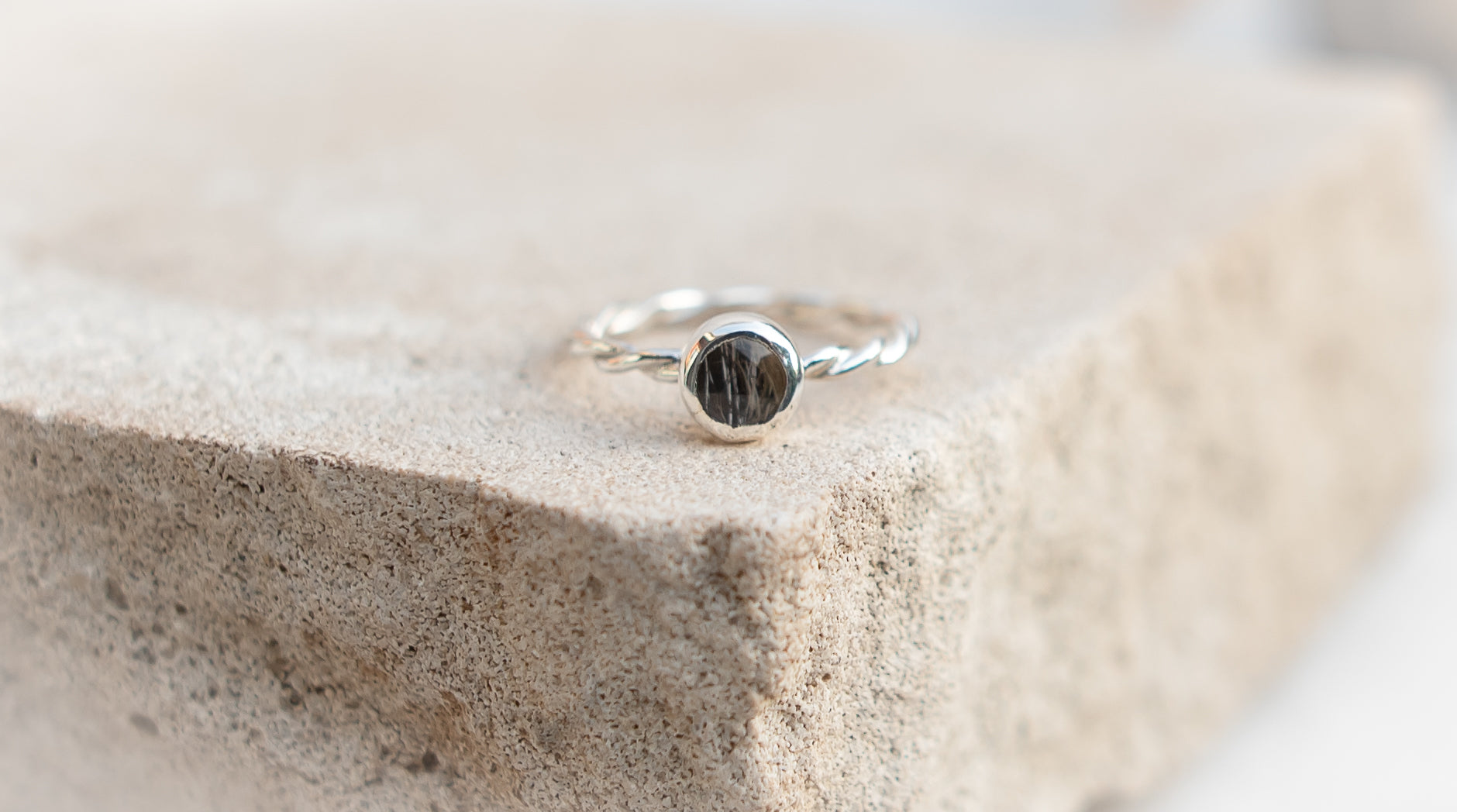 Ring mit gedrehtem Ringband