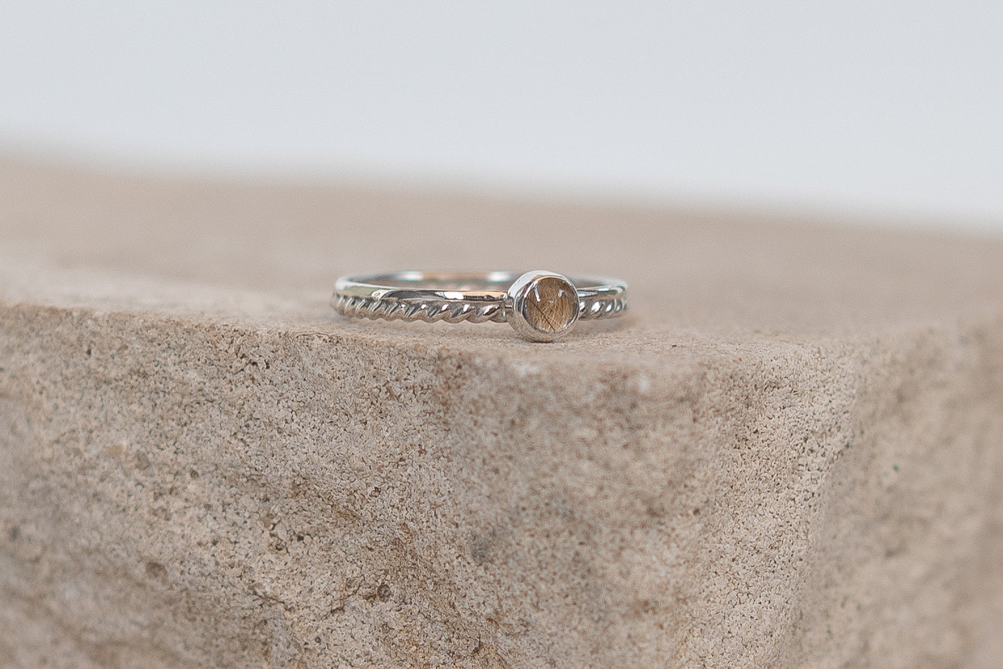 Doppel Ring mit gedrehtem Ringband