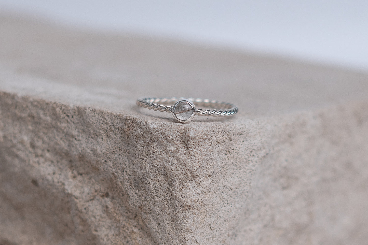 Schmaler Mini Ring mit gedrehtem Ringband