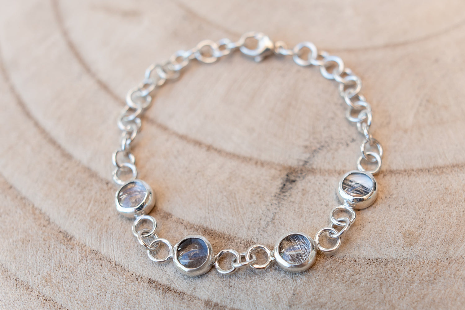 Armband mit Anhängern