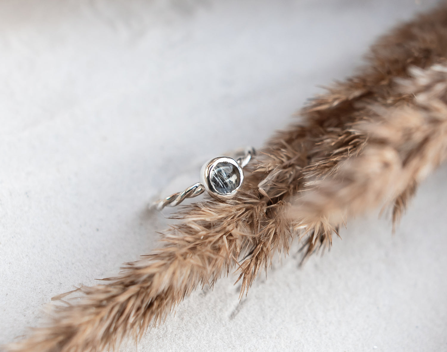 Ring mit gedrehtem Ringband