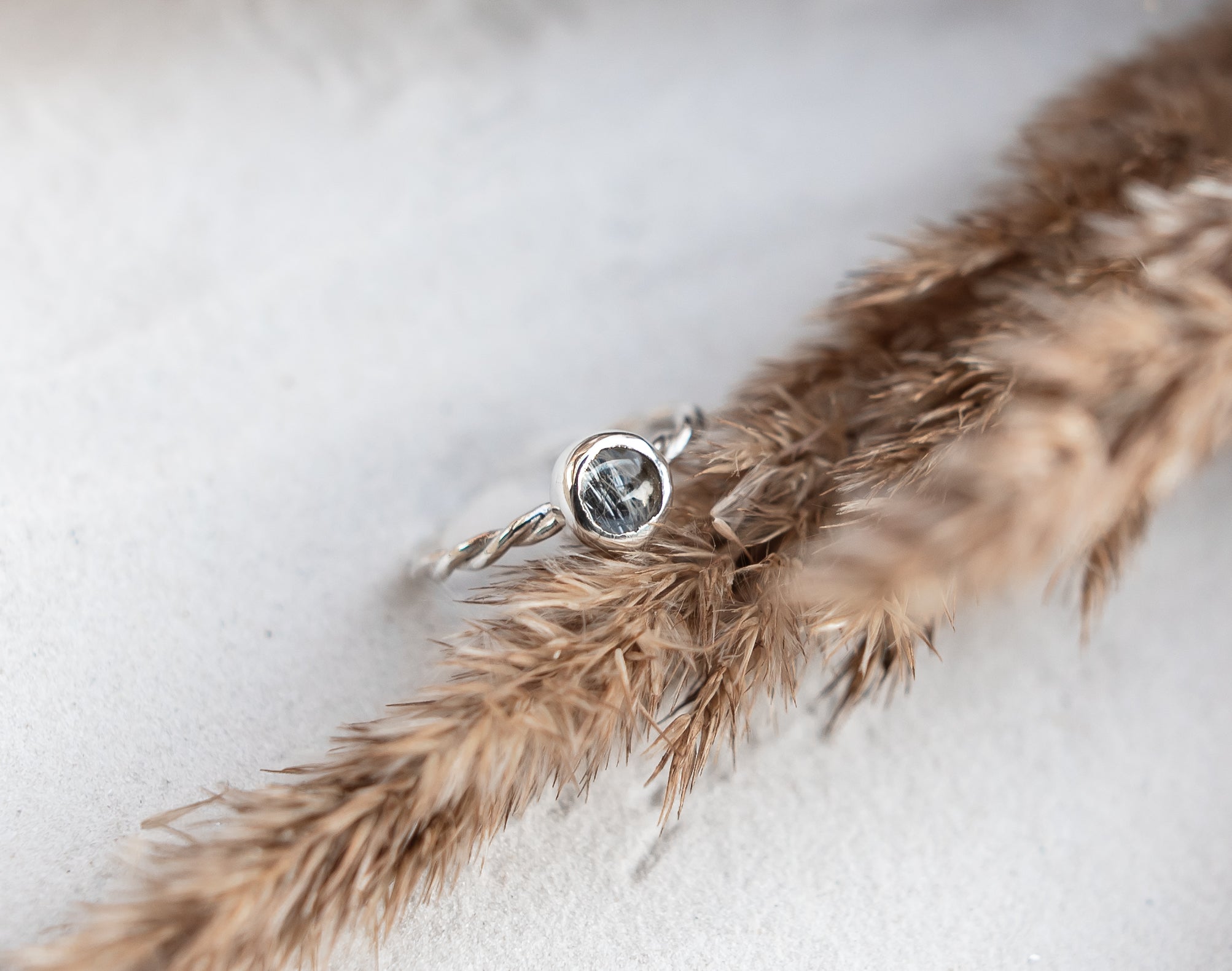 Ring mit gedrehtem Ringband