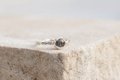 Ring mit gedrehtem Ringband