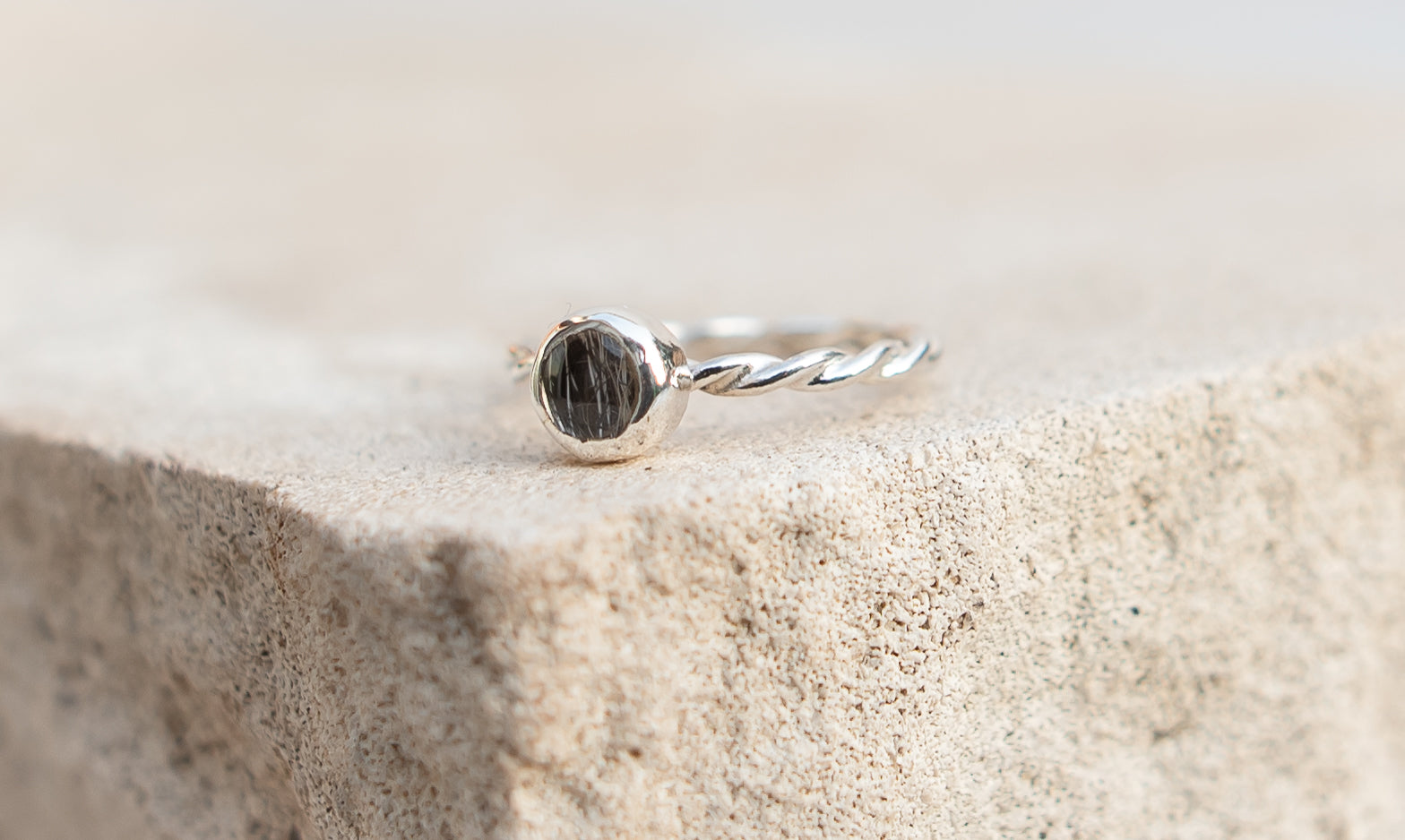 Ring mit gedrehtem Ringband