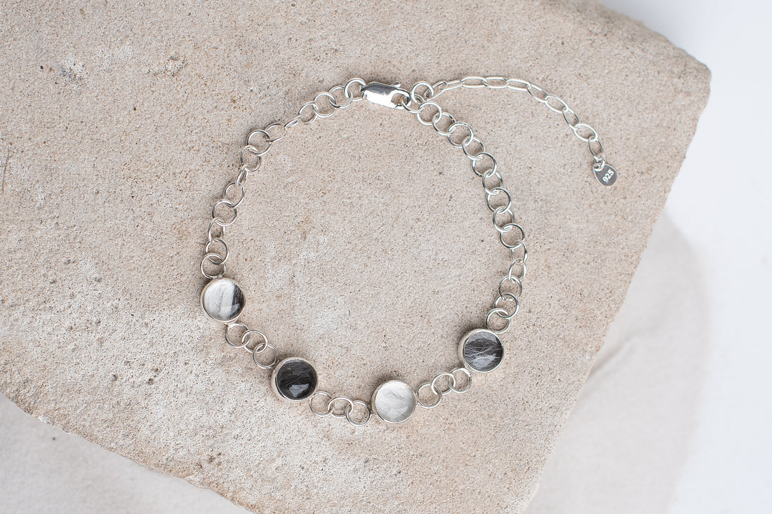 Armband mit Anhängern