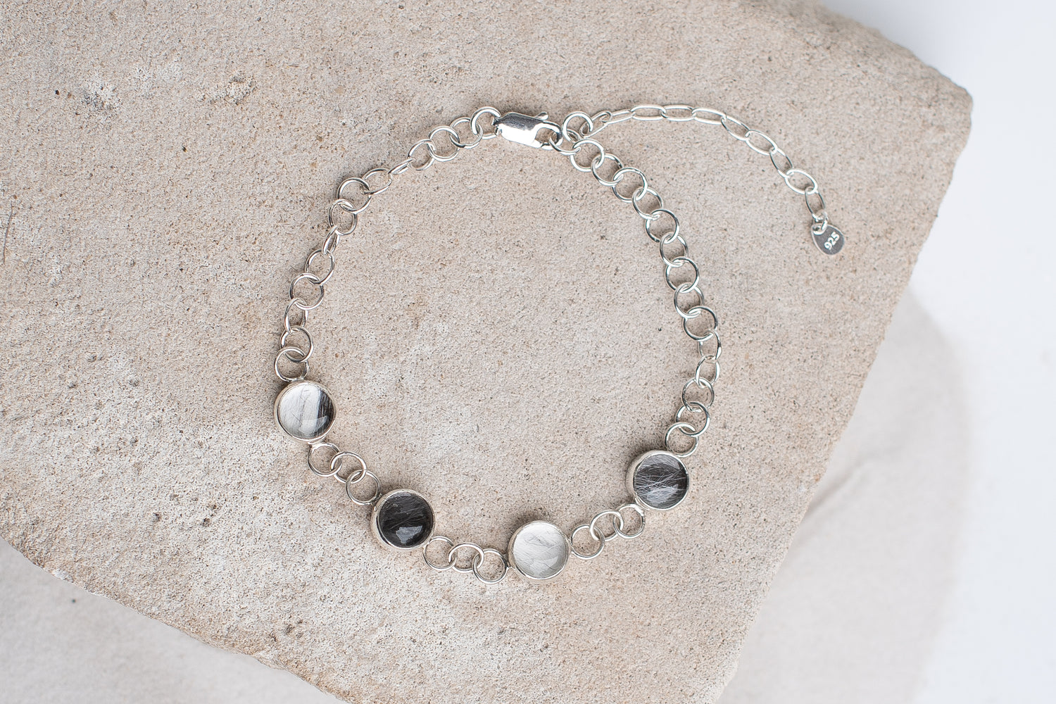 Armband mit Anhängern