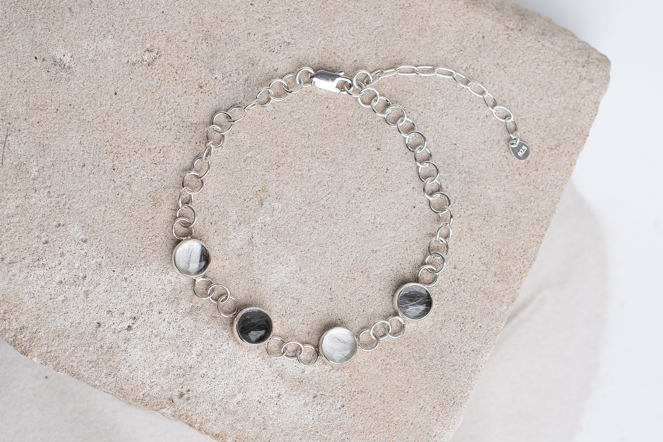 Armband mit Anhängern