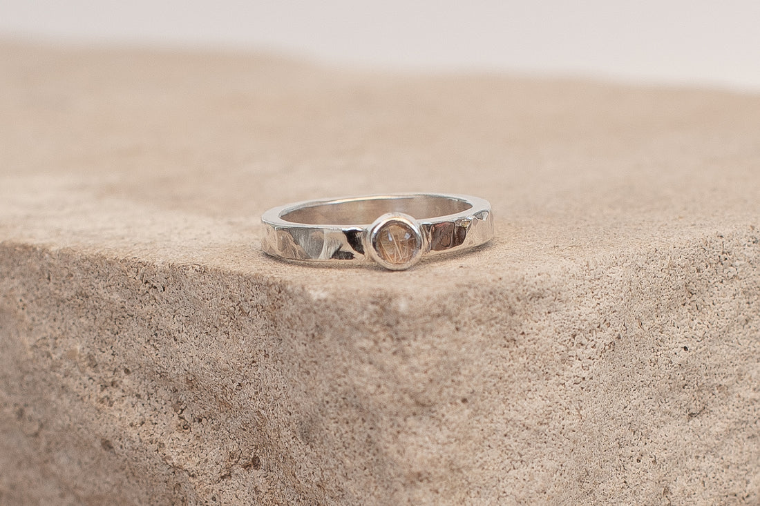 Ring mit gehämmerter Oberfläche