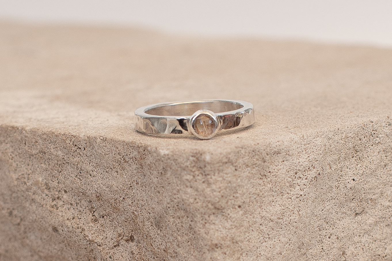 Ring mit gehämmerter Oberfläche