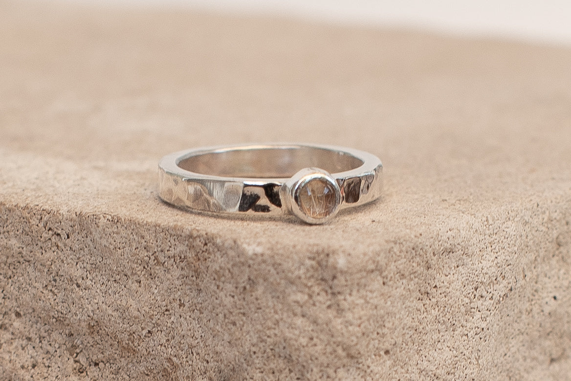 Ring mit gehämmerter Oberfläche