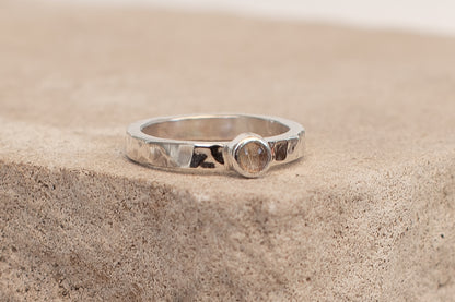 Ring mit gehämmerter Oberfläche