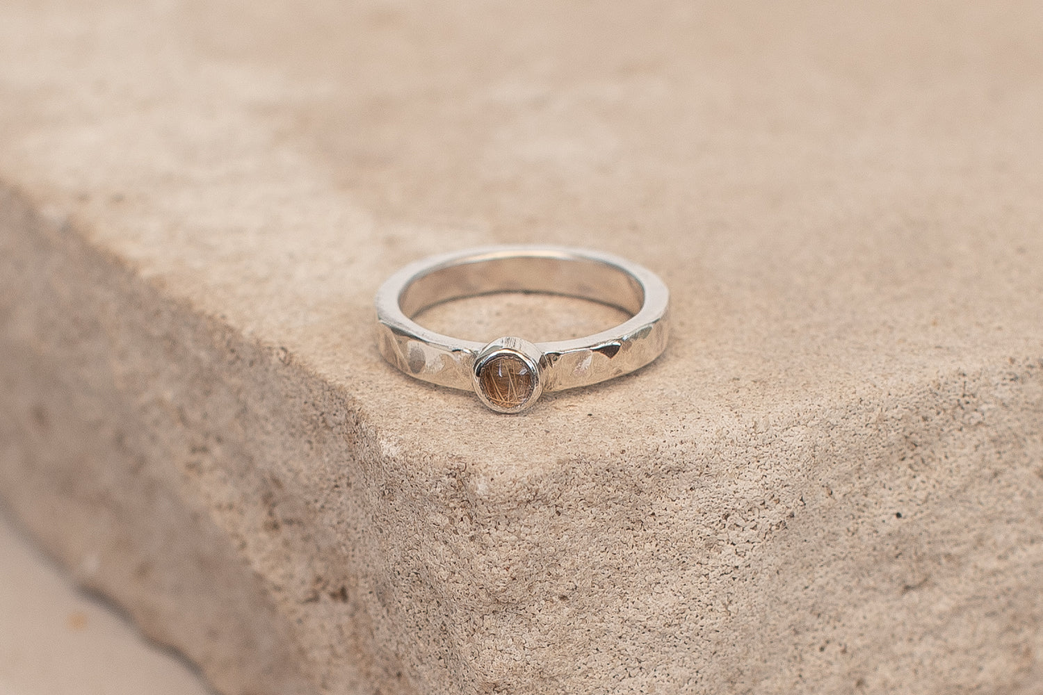 Ring mit gehämmerter Oberfläche