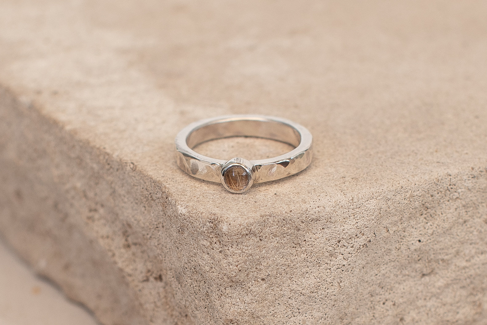 Ring mit gehämmerter Oberfläche