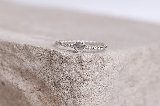 Schmaler Mini Ring mit gedrehtem Ringband