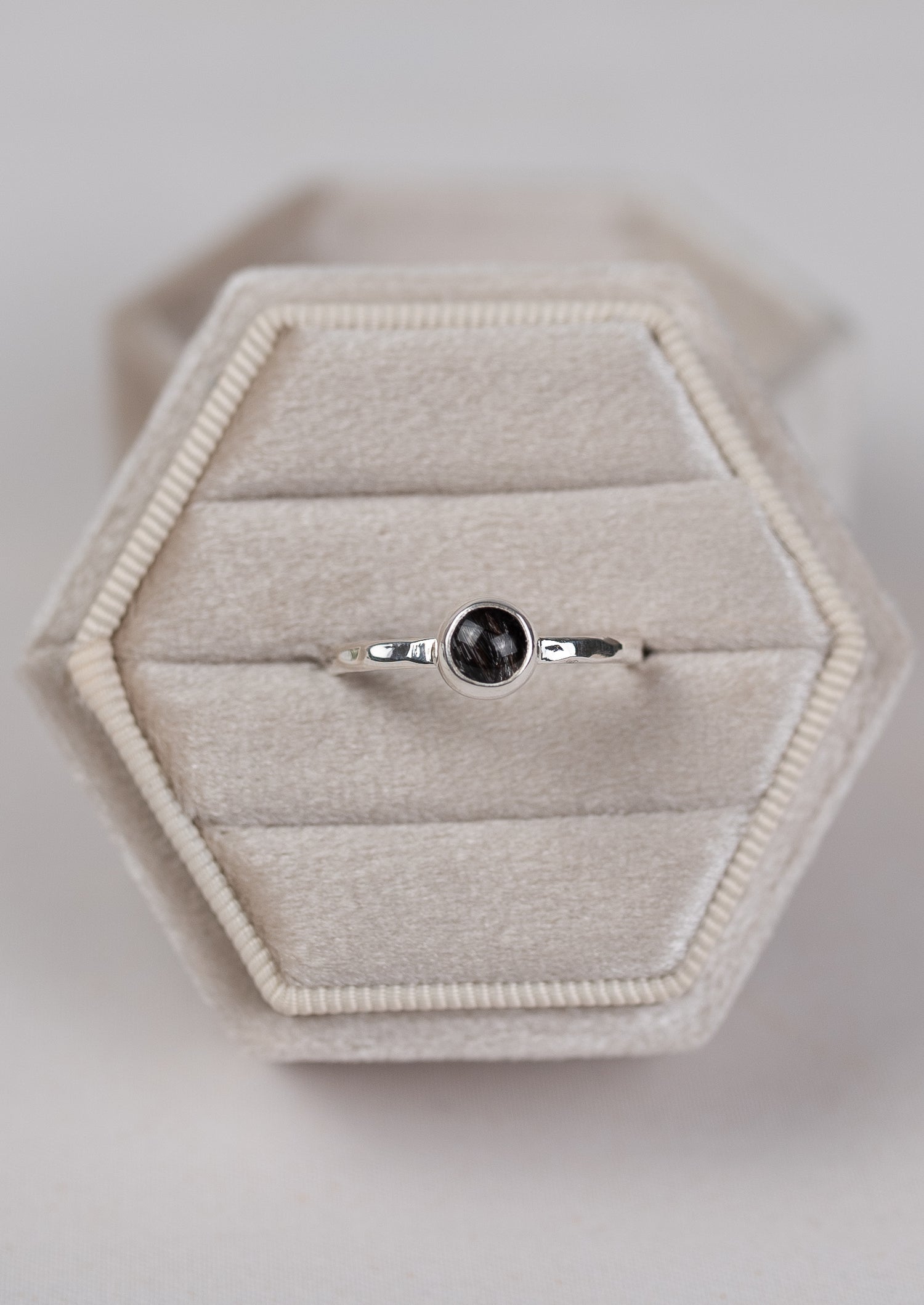 NEU Gehämmerter Ring