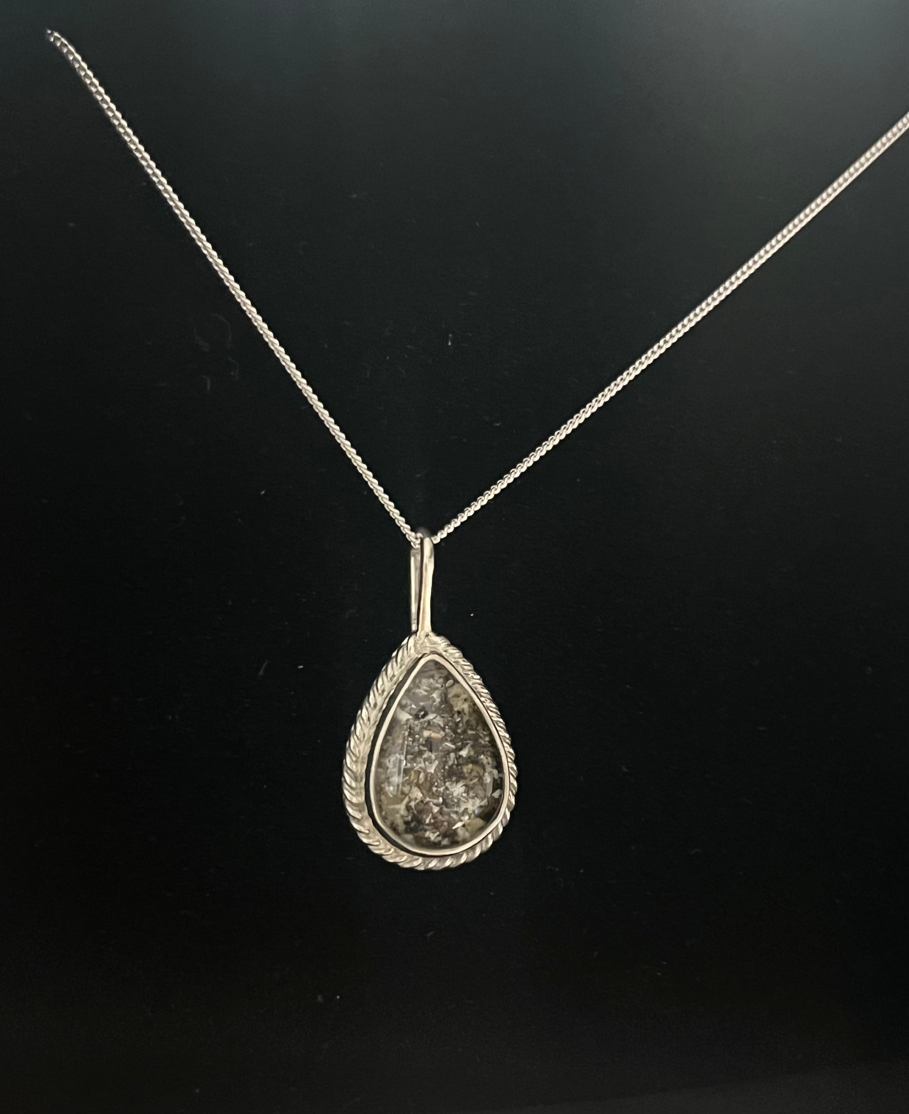 Kettenanhänger Tropfen mit Kordelrand